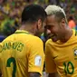 Neymar (kanan) dan Dani Alves merayakan gol saat melawan Kolombia pada Kualifikasi Piala Dunia 2018 Zona Conmebol di Manaus, Brasil, (7/9/2016) WIB. (AFP/Vanderlei Almeida)