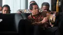 Sekjen DPR Indra Iskandar membaca buku saat menunggu pemeriksaan penyidik di Gedung KPK, Jakarta, Senin (18/2). Indra diperiksa sebagai saksi untuk tersangka mantan Wakil Ketua DPR Taufik Kurniawan terkait dugaan suap DAK Kebumen. (Merdeka.com/DwiNarwoko)