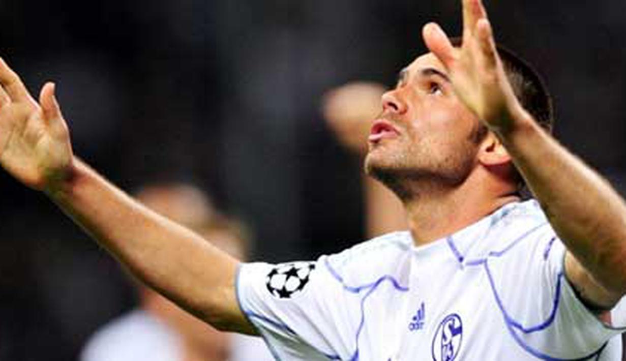 Selebrasi gol dari striker Schalke 04 asal Brasil Edu ke gawang Inter Milan di leg pertama perempat final Liga Champions di San Siro Stadium, 5 April 2011. Schalke unggul 5-2. AFP PHOTO / GIUSEPPE CACACE