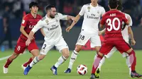 Bek Real Madrid, Dani Carvajal menggiring bola dari kawalan pemain Kashima Antlers selama semifinal Piala Dunia Antarklub 2018 di stadion Zayed Sports City, Uni Emirat Arab (19/12). Madrid menang 3-1. (AP Photo/Kamran Jebreili)