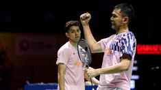 Pebulu tangkis ganada putra Indonesia, Fajar Alfian/Muhammad Rian Ardianto melakukan selebrasi setelah menang atas pasangan China, Xie Hao Nan/Zeng Wei Han pada laga perempat final Indonesia Masters 2025 yang berlangsung di Istora Senayan, Jakarta, Jumat (24/01/2025). (Bola.com/Bagaskara Lazuardi)