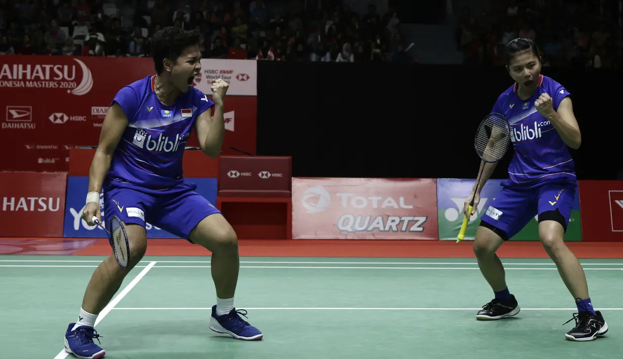 Ganda putri Indonesia, Greysia Polii/Apriyani Rahayu, merayakan kemenangan atas ganda Jepang, Nami Matsuyama/Chiharu Shida, pada laga Indonesia Masters 2020 di Istora Senayan, Jakarta, Jumat (17/1). Greysia/Apriyani menang 21-15 dan 21-16. (Bola.com/Yoppy Renato)