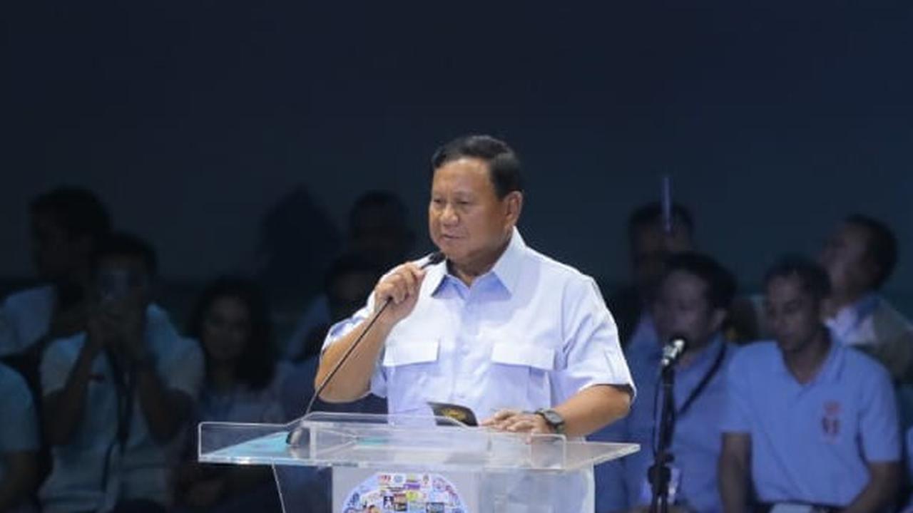 Rutin Tiap Pagi, Prabowo Asyik Berenang Sebelum Debat Terakhir