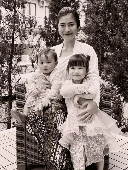 Kalau Felicya Angelista memilih tampil kompak kenakan kebaya dengan kedua buah hatinya dalam pemotretan bertema Hari Ibu. [@felicyangelista_]