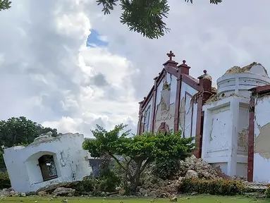 Kerusakan pada Gereja Sta Maria de Mayan setelah gempa kembar berkekuatan magnitudo 5,4 dan 5,9 di Itbayat on Pulau Batanes, Filipina (27/7/2019). Delapan orang tewas dan belasan lainnya cedera akibat gempa kembar tersebut. (AFP Photo/Dominic De Sagon Asa)
