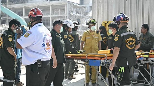 Tim penyelamat menyiapkan tandu untuk memindahkan korban luka di lokasi konstruksi tempat sebuah bangunan runtuh di Chatucak, Bangkok, akibat gempa magnitudo 7,7 pada Jumat (28/3/2025).