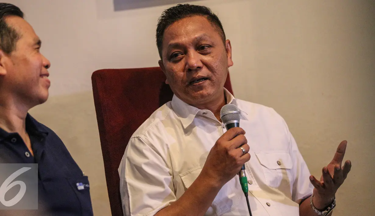 Mantan Juru Bicara Presiden Abdurrahman Wahid, Adhie Massardi (kanan) saat menjadi pembicara diskusi Membaca Peta Kabinet, Pro Daerah ataukah Pro Status Quo? di Jakarta, Minggu (13/9/2015). (Liputan6.com/Faizal Fanani)