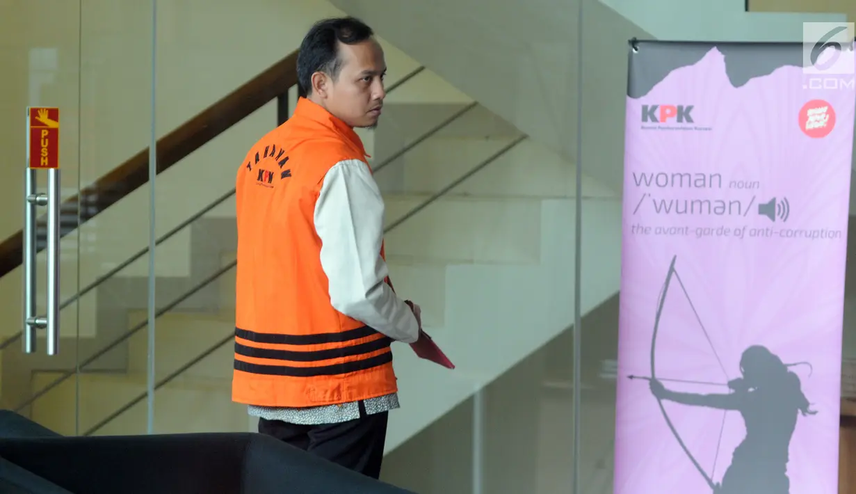 Tersangka jaksa di Kejari Surakarta, Satriawan Sulaksono bersiap untuk pemeriksaan di gedung KPK, Jakarta, Rabu (25/9/2019). Satriawan diperiksa dalam dugaan suap lelang proyek pada Dinas Pekerjaan Umum, Perumahan, dan Kawasan Permukiman (PUPKP) Kota Yogyakarta TA 2019. (merdeka.com/Dwi Narwoko)