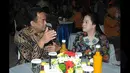 Menteri Perdagangan Rachmat Gobel (kiri) berdiskusi dengan Menko PMK Puan Maharani di sela-sela acara minum jamu bersama di gedung Kementerian Perindustrian, Jakarta Jumat (16/1/2015). (Liputan6.com/Herman Zakharia)