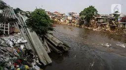 Kebijakan tersebut berdasarkan hasil kesepakatan Kementerian PUPR dan Pemerintah Provinsi DKI Jakarta, tetapi hal itu masih terkendala masalah pembebasan lahan warga yang tinggal di bantaran sungai. (Liputan6.com/Johan Tallo)