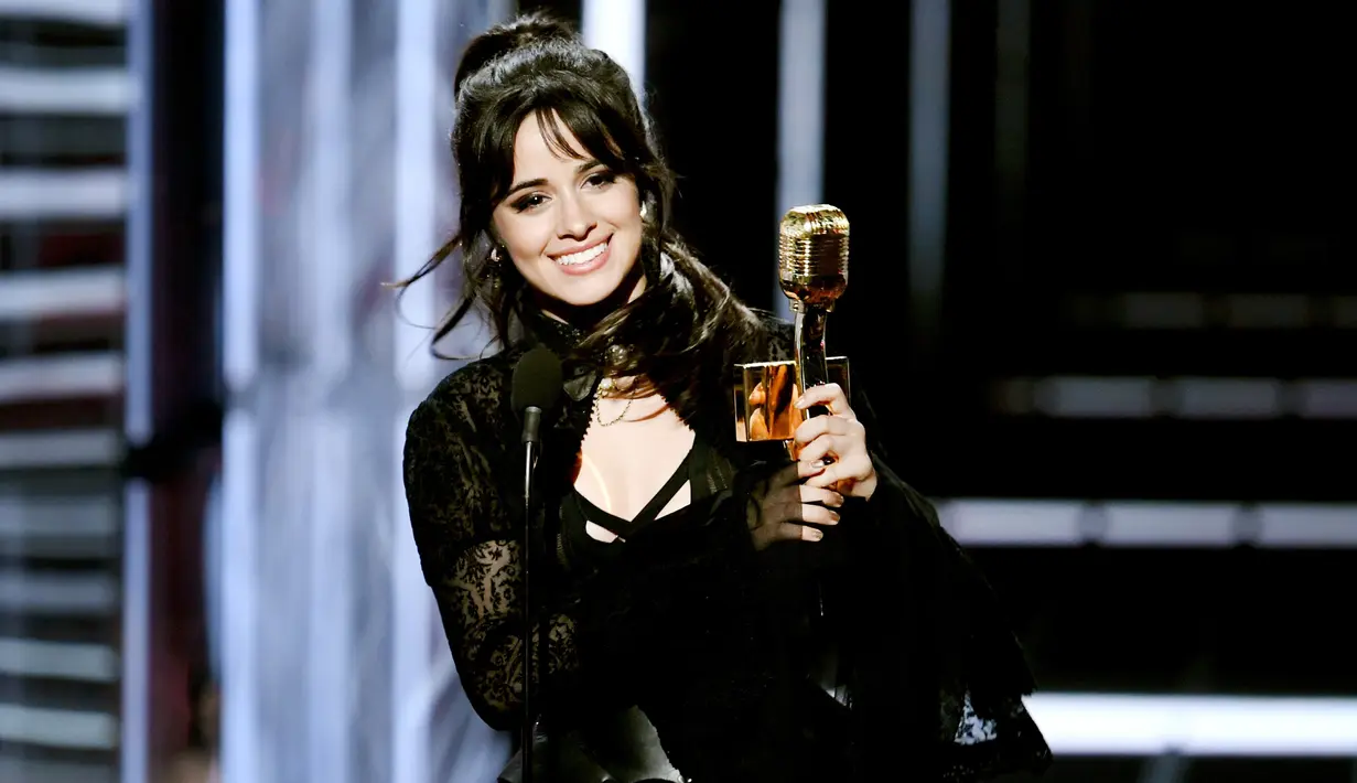 Penyanyi Camila Cabello memberi ucapan terima kasih di atas panggung saat meraih penghargaan Billboard Achievement Award dalam Billboard Music Awards 2018 di Las Vegas (20/5). (Kevin Winter / Getty Images / AFP)