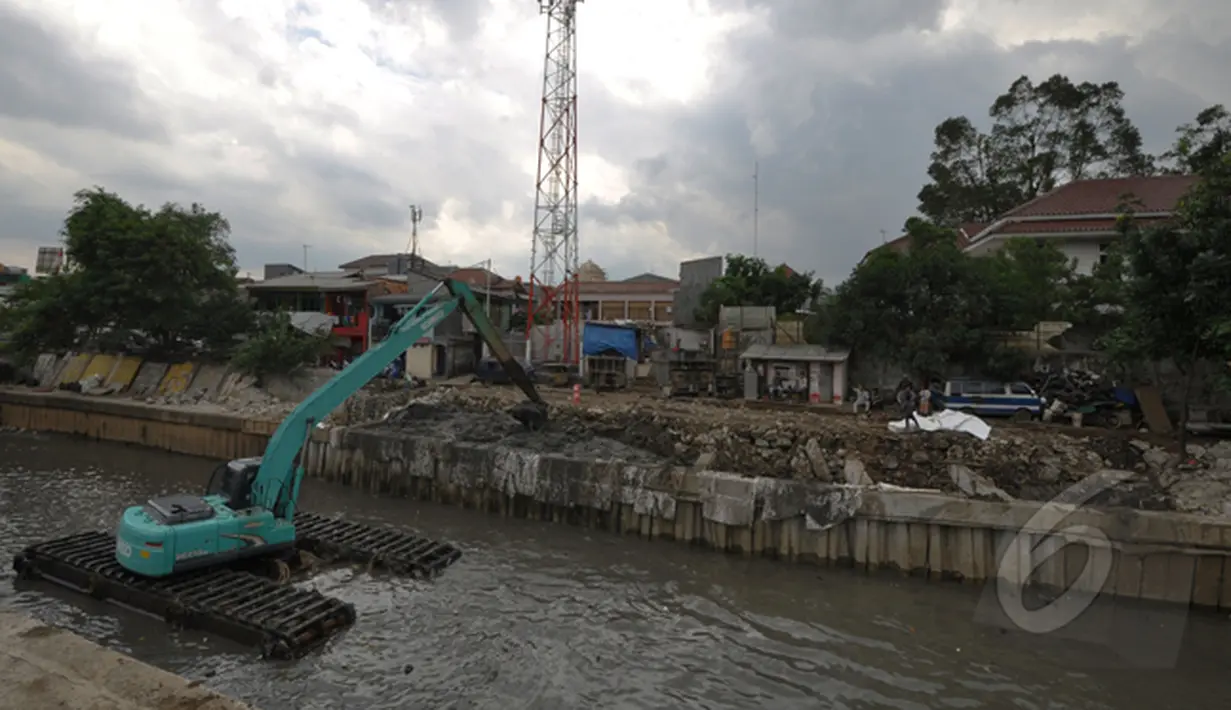 Suasana pengerukan lumpur di kali inspeksi Ciliwung, Jakarta, Selasa (3/3/2015). Pengerukan dilakukan untuk menjaga sungai tetap baik dan lancar. (Liputan6.com/Faizal Fanani)