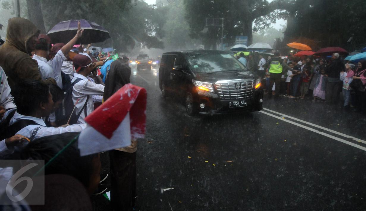 Hujan Deras Dan Puluhan Ribu Pelajar Sambut Kedatangan Raja Salman Di Kota Bogor Foto Liputan6 Com