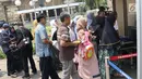 Warga antre masuk TMP Kalibata untuk melihat prosesi pemakaman Presiden RI ke-3 BJ Habibie, Jakarta, Kamis (12/9/2019). BJ Habibie wafat pada Rabu (11/9) di usia 83 tahun. (Liputan6.com/Helmi Fithriansyah)