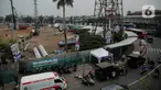 Petugas Satpol PP berjaga di trotoar Jalan Stasiun Senen, Pasar Senen, Jakarta, Rabu (11/12/2019). Pemerintah Kota Jakarta Pusat mengerahkan sekitar 500 petugas tim gabungan untuk menjaga kawasan tersebut agar pedagang kaki lima (PKL) tidak kembali berjualan. (Liputan6.com/Faizal Fanani)