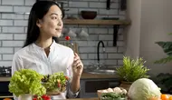 Secara sederhana, clean eating berarti mengonsumsi makanan utuh (whole foods) yang minim proses. [Dok/freepik.com]