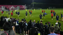 Media mengamati sesi latihan timnas Kroasia pada Piala Dunia 2022 di Doha, Minggu (11/12/2022). Kroasia dan Argentina bertemu sebanyak lima kali pada laga persahabatan dan Piala Dunia. (AP Photo/Petr David Josek)