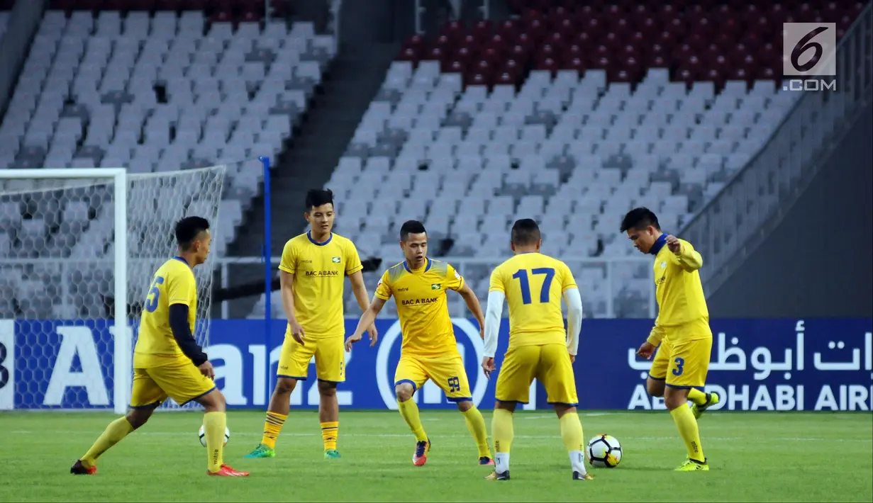 Pemain Song Lam Nghe An melakukan latihan resmi jelang melawan Persija pada laga penyisihan grup H Piala AFC 2018 di Stadion GBK Jakarta, Selasa (13/3). Persija akan menjamu Song Lam Nghe An, Rabu (14/3). (Liputan6.com/Helmi Fithriansyah)