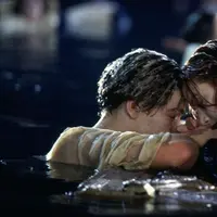 Perdebatan 20 tahun mengenai Jack takkan meninggal jika Rose berbagi ruang di pintu yang menjadi penyelamatnya pun masih belum berakhir. (Paramount Pictrures)