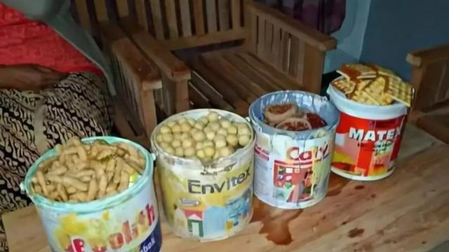 6 Potret Ember Dijadikan Wadah Makanan Ini Nyeleneh, Bikin Tepuk Jidat