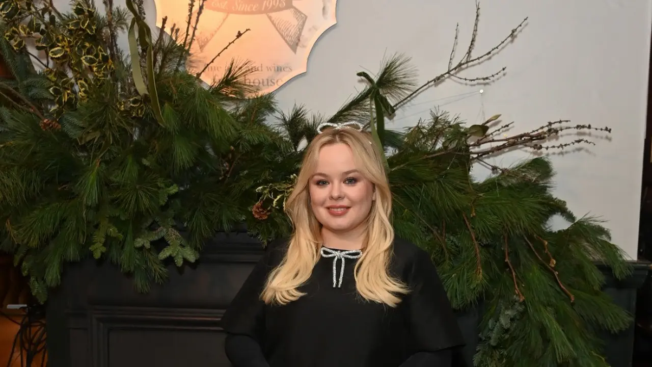 Potret Nicola Coughlan Tampil Memukau dengan Sentuhan Dark Coquette Girly di Kate Spade Arms