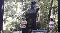 Patung Alfred Russel Wallace (Liputan6.com/Komarudin)