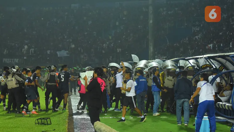 Foto: Suasana Mencekam Kericuhan usai Laga Arema FC Vs Persebaya Surabaya Pada Laga Lanjutan BRI Liga 1 2022/2023