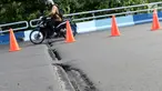 Pengendara melintasi salah satu ruas jalan layang yang retak di kawasan Kemayoran, Jakarta, Kamis (3/1). Akibat retakan ini, para pengendara harus lebih berhati-hati saat melintas. (Liputan6.com/Helmi Fithriansyah)