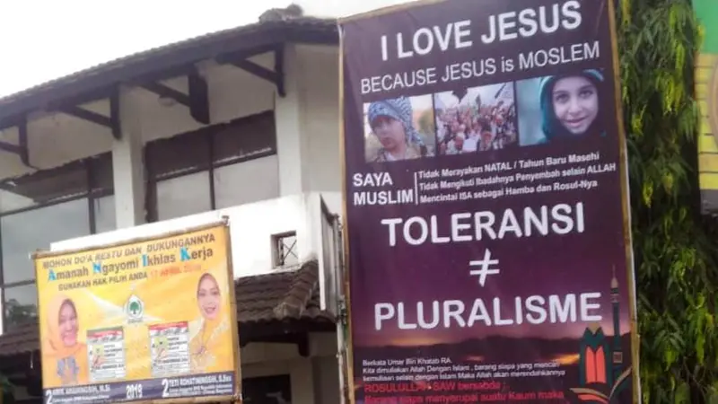 Baliho “I Love Jesus, Jesus is Moslem” terpasang di beberapa titik di Kota Cilacap, Jawa Tengah. (Foto: Liputan6.com/Taufik untuk Muhamad Ridlo)