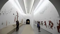Pengunjung melihat pameran Museum Olimpiade Athena yang baru pada 25 Mei 2021. Tempat lahirnya Olimpiade modern, Athena, akhirnya memiliki museum Olimpiadenya. (Aris MESSINIS/AFP)