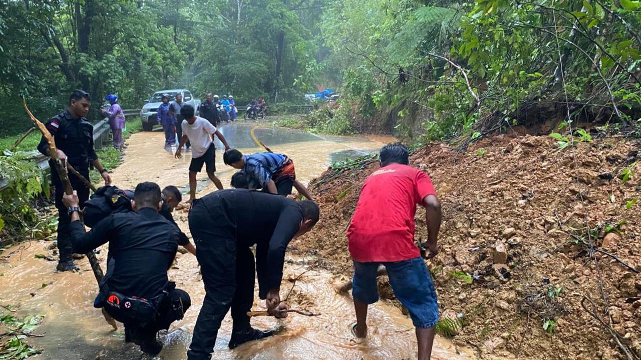 Jalan Trans Sumba Sempat Lumpuh Akibat Longsor, Polri dan TNI Pakai Alat Sederhana untuk Evakuasi