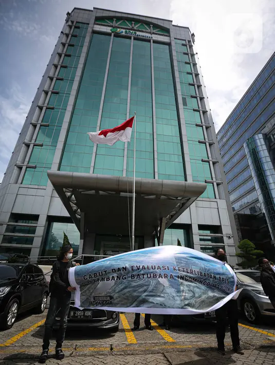 Aktivis Gerakan #BersihkanIndonesia menggelar aksi di Gedung BPJS Ketenagakerjaan, Selasa (23/11/2021). Mereka mendesak lembaga jaminan dana sosial pekerja milik negara ini berhenti terlibat dalam investasi yang merusak lingkungan dan hidup masyarakat di Kalimatan Timur. (Liputan6.com/Faizal Fanani)
