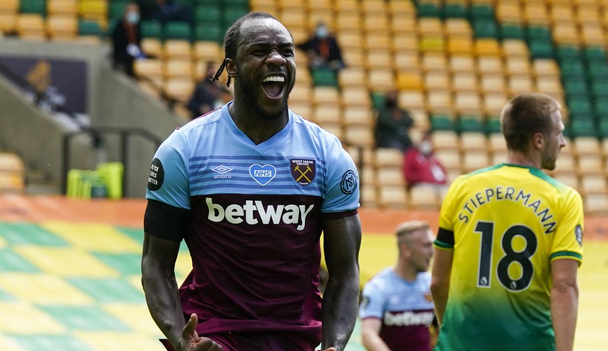 Michail Antonio. Striker West Ham United ini mencetak quattrick di pekan ke-35 Liga Inggris musim 2019/2020 saat menghadapi tuan rumah Norwich City yang berkesudahan 4-0, 11 Juli 2020. Hingga akhir musim, ia mencetak total 10 gol bagi The Hammers. (AFP/Pool/Tim Keeton)