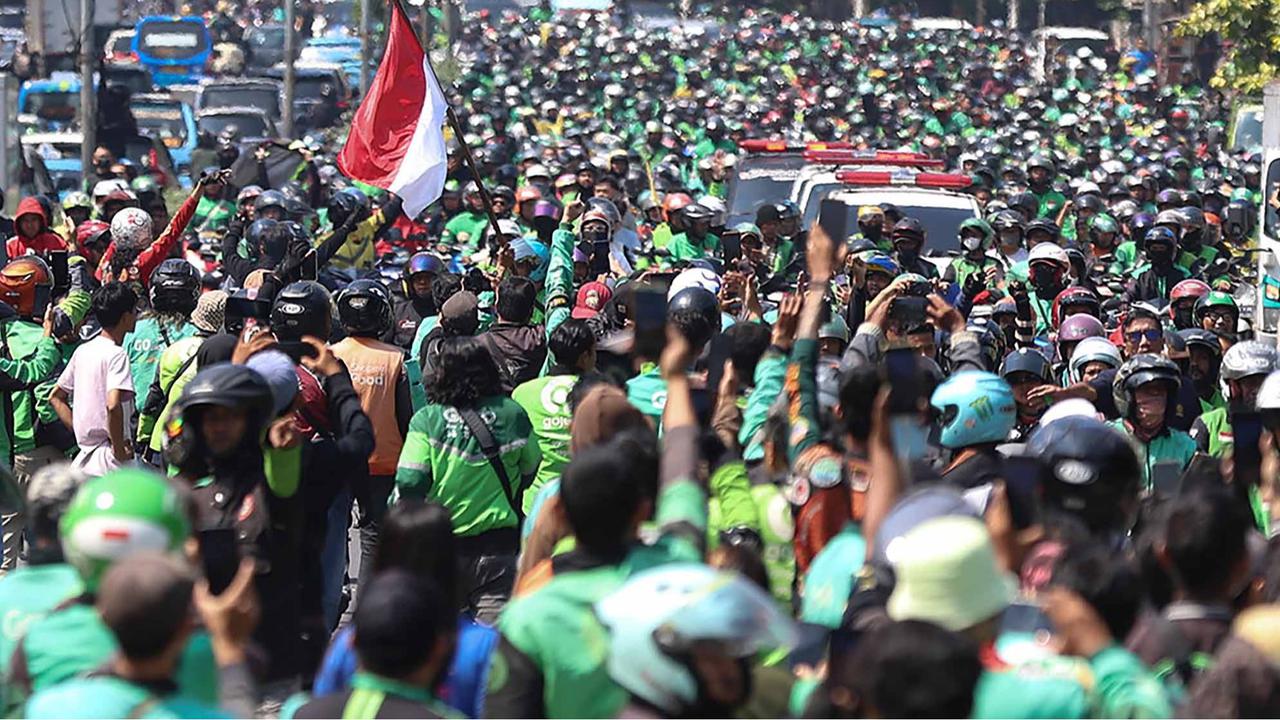 FOTO: Ribuan Ojol Antar Kepergian Affan ke Peristirahatan Terakhir