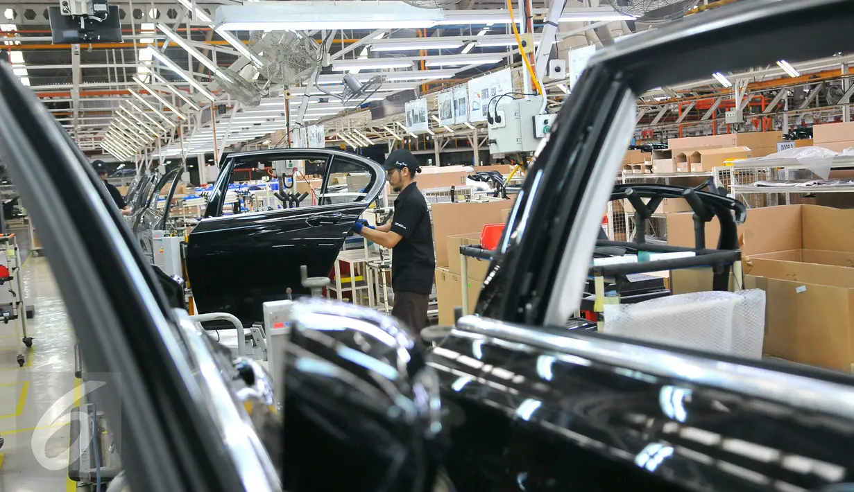 BMW Group Indonesia merakit all new BMW 730Li di Indonesia, tepatnya di pabrik Gaya Motor, Sunter, Jakarta, Rabu (30/11). Pabrik ini mampu merakit 6 unit BMW Seri 7 per hari. (Liputan6.com/Angga Yuniar)