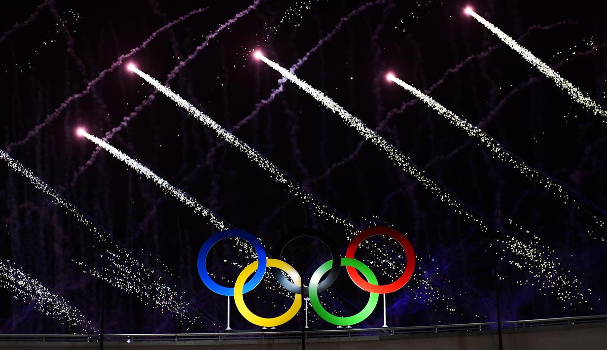 Kembang api mewarnai pembukaan Olimpiade Rio 2016 di Stadion Maracana, Rio de Janeiro, (5/8/2016). (AFP/Martin Bernetti)