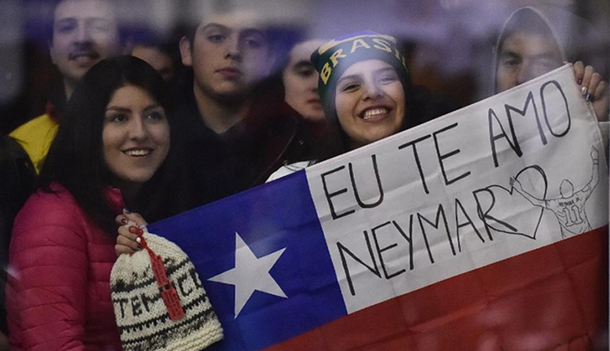  Neymar disambut dengan poster "I Love You Neymar" saat mendarat di kota Temuco, Cile. (AFP/Rodrigo Buendia)