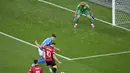 Namun, sayang dalam laga ini Italia mampu bangkit dengan membalikkan skor berkat aksi Alessandro Bastoni dan Nicolo Barella. Skor 2-1 untuk kemenangan Italia. (AP Photo/Andreea Alexandru)