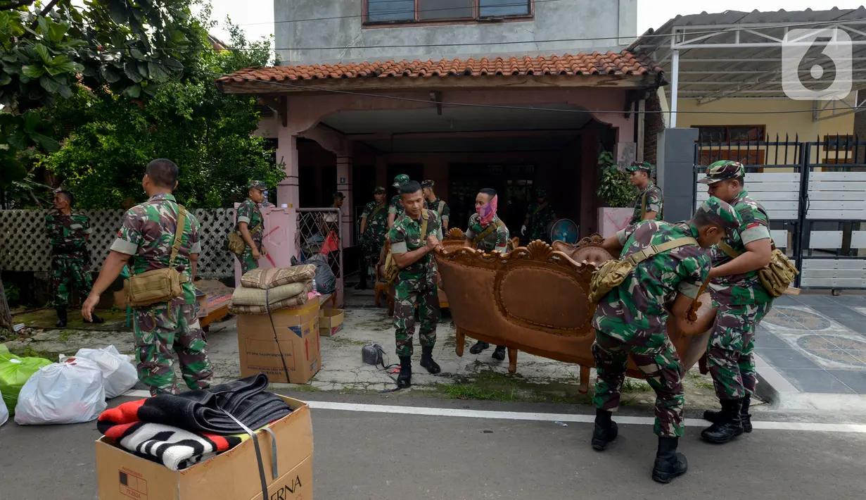 Sejumlah prajurit TNI Kodam Jaya memindahkan barang-barang milik warga saat proses pengosongan rumah dinas Kodam Jaya di Jakarta Pusat, Kamis (30/1/2020). Sebanyak 10 rumah dikosongkan karena penghuni tidak memiliki hak izin tinggal di rumah tersebut. (merdeka.com/Imam Buhori)