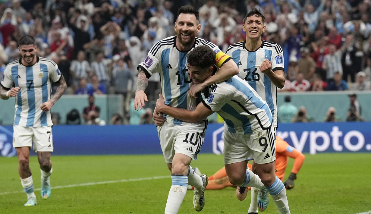 Di samping piawai mencetak gol, Lionel Messi juga subur sebagai penyumbang assist bersama Argentina di Piala Dunia. La Pulga total telah membuat 8 assist, menyamai rekor Diego Maradona. Bukan tidak mungkin Lionel Messi akan melewati raihan Diego Maradona karena masih akan tampil satu kali lagi di laga final Piala Dunia 2022. (AP Photo/Martin Meissner)