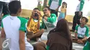 Anggaota Jurnalis Joran Indonesia memberikan pelatihan Jurnalistik kepada siswa Pamarican 2, Serang Baten, Sabtu (28/5). Gerakan ini dilakukan di SDN Pamarican 2 Serang, Banten dan situs budaya Tasikardi. (Liputan6.com/Angga Yuniar)