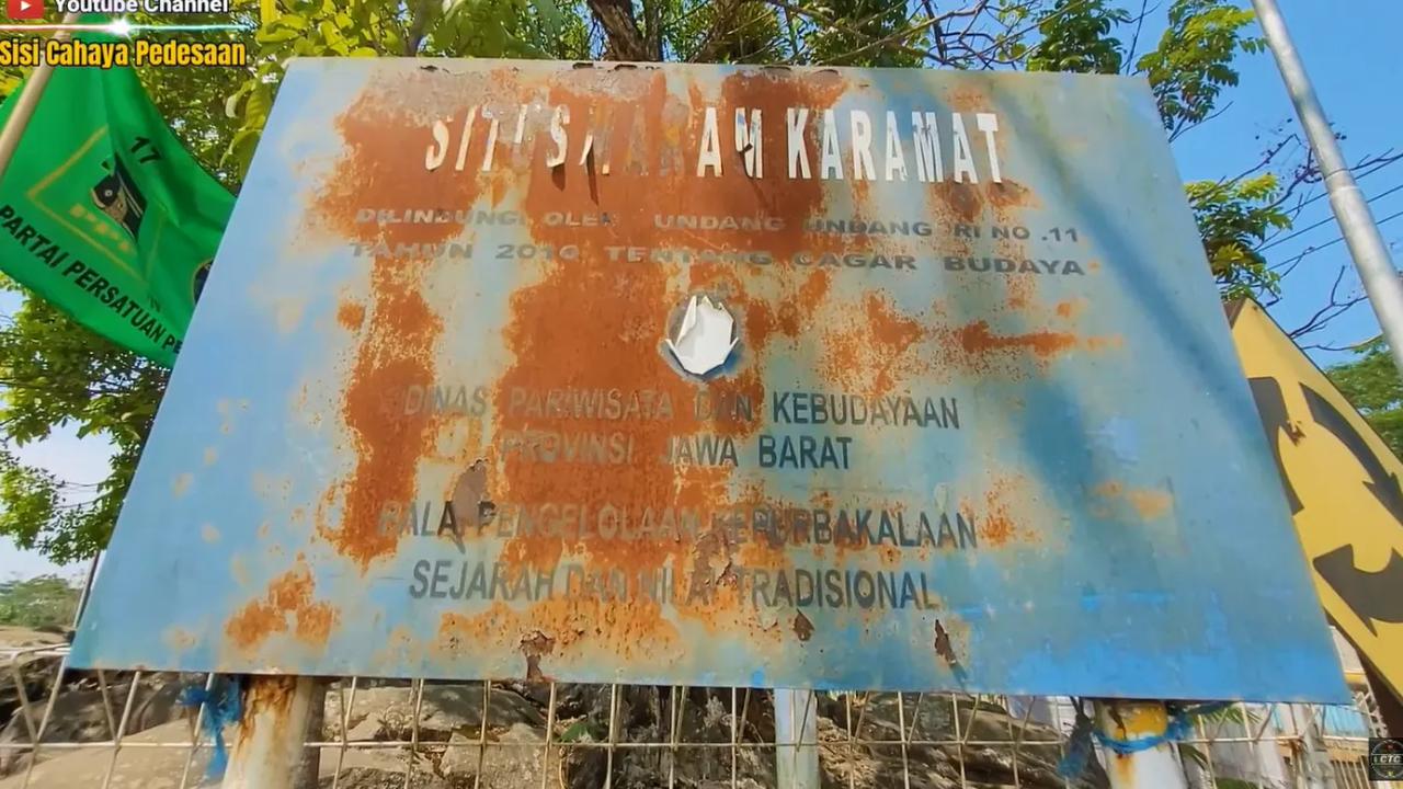 Berada di tengah jalan.