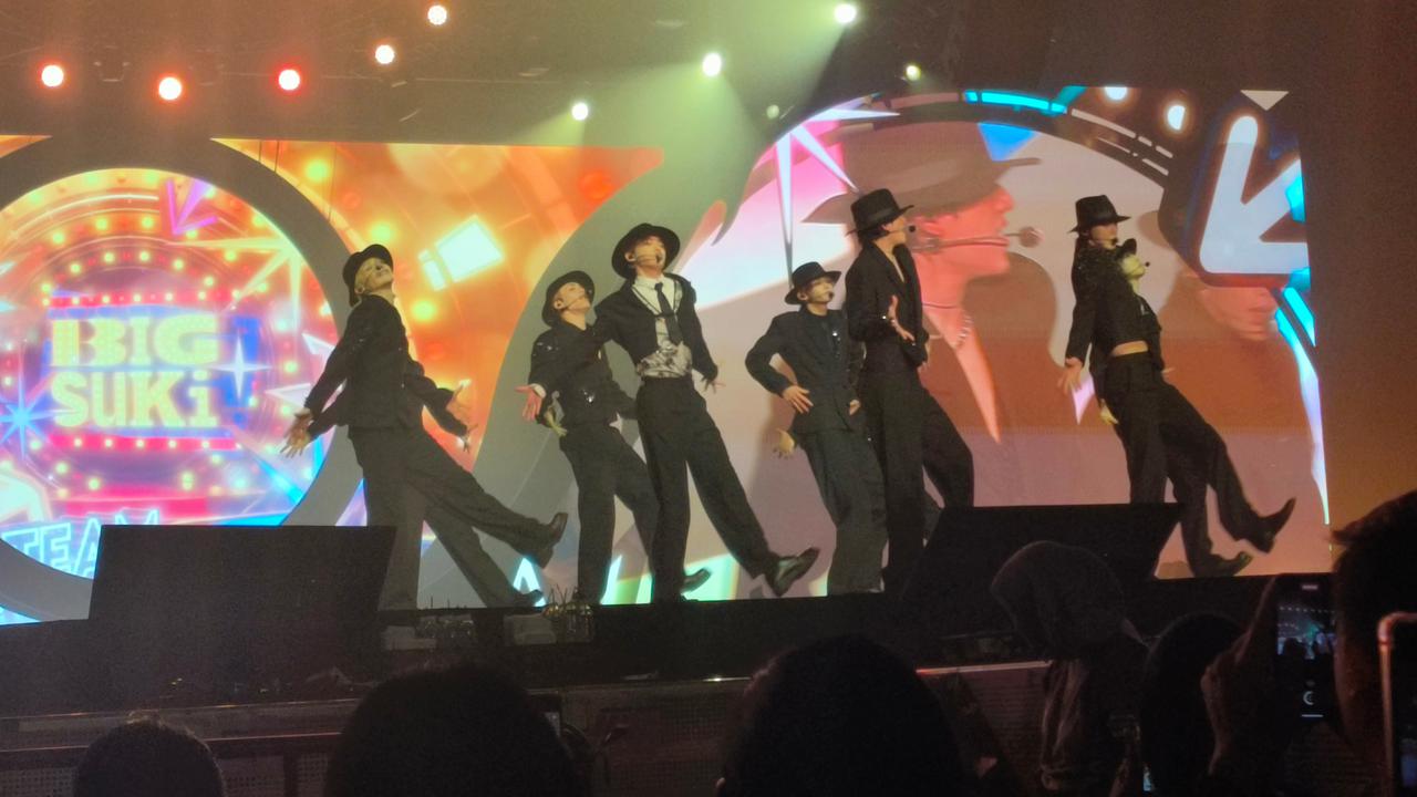 5 Potret Seru Konser &TEAM 'Awaken the Bloodline' di Jakarta, Blusukan Sapa Penggemar Hingga Nyanyi Lagu Titi Kamal