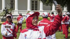 Para atlet melakukan swafoto usai menghadiri pelepasan kontingen di Istana Negara, Jakarta, Senin (7/8/2017). Para atlet Indonesia akan mengikuti SEA Games 2017 Malaysia pada 19-30 Agustus. (Bola.com/Vitalis Yogi Trisna)