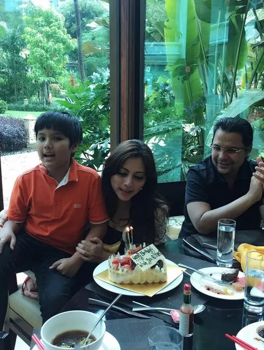 Sang suami, Malik dan Xavier kali ini gantian yang merayakan ulang tahun Cut Keke. Momen ini dibagikan pada 4 desember 2016. (Liputan6.com/IG/cutkeke_xavier)