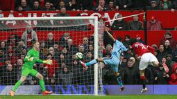 Sundulan Marouane Fellaini membuat MU berbalik unggul 2-1 atas City (Reuters / Jason Cairnduff)