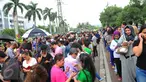 Ratusan pecinta traveling terlihat mengantri di area kawasan Senayan City, Jakarta, (11/03/16). Menyusul kesuksesan tahun lalu, BCA kembali bekerja sama dengan Singapore Airlines untuk memberikan berbagai penawaran menarik. (Liputan6.com/Faisal R Syam)