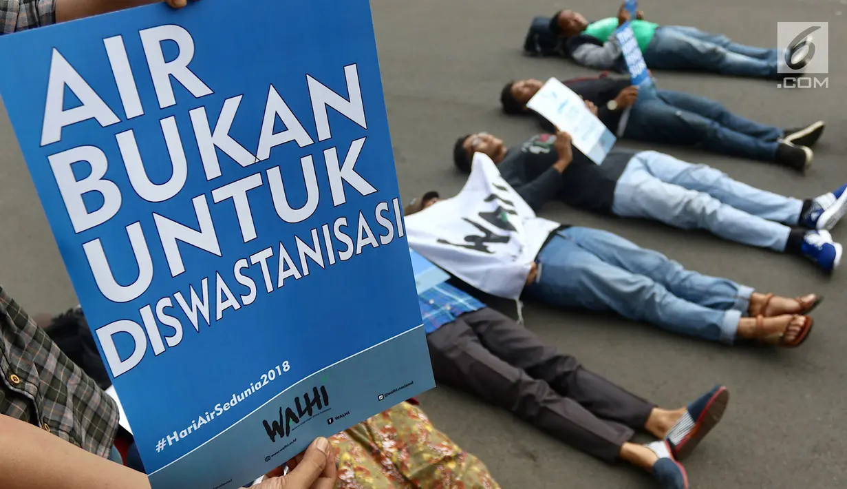 Suasana saat aktivis Wahana Lingkungan Hidup (Walhi) menggelar aksi terkait Hari Air Sedunia di depan Istana Negara, Jakarta, Kamis (22/3). Hari Air Sedunia diperingati setiap tanggal 22 Maret. (Liputan6.com/Immanuel Antonius)