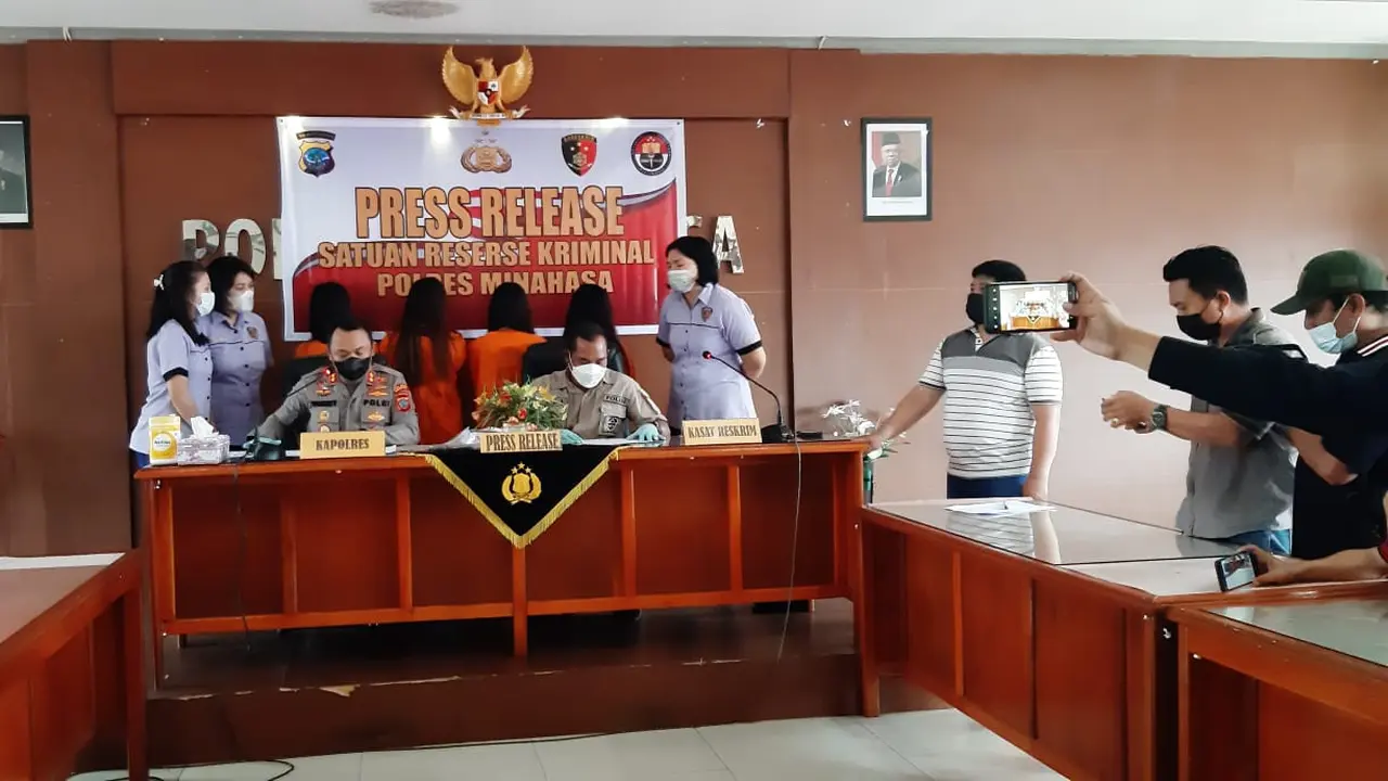 Polres Minahasa menggelar jumpa pers kasus perundungan terhadap seorang gadis remaja.