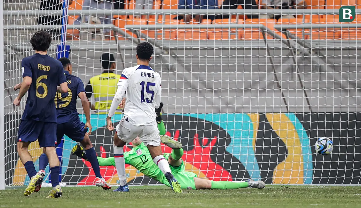 <p>Pemain Timnas Prancis U-17, Joan Tincres (kedua kiri) mencetak gol keduanya ke gawang Timnas Amerika Serikat U-17 pada laga ketiga Grup E Piala Dunia U-17 2023 di Jakarta International Stadium, Jakarta Utara, Sabtu (18/11/2023). (Bola.com/Bagaskara Lazuardi)</p>